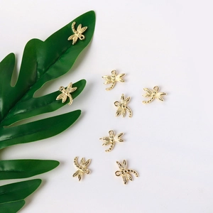 Acht vergulde libelle hangers met vleugeldetails voor doe-het-zelf sieraden maken