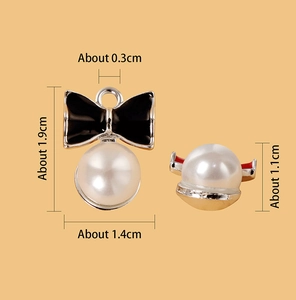 Detailweergave van parel strik hanger met afmetingen van 1,9 cm hoogte voor DIY-sieraden