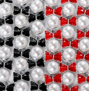 Detail van gelegeerde strikhangers en parels voor het maken van DIY-sieraden