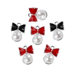 Macro-detail van legering parel strik bedeltjes in rood en zwart voor DIY sieraden