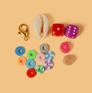 Detailansicht DIY Schmuckset mit bunten Tonperlen Muschel und Buchstabenperle Z