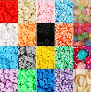 Makroansicht von 15 bunten Polymer-Ton-Perlen und Buchstabenperlen für DIY-Schmuck