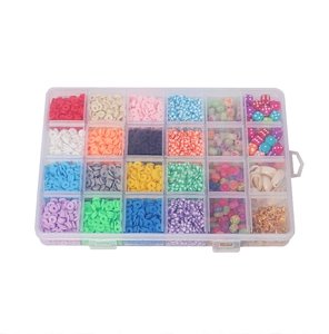 Detaillierte Ansicht der 24-Fach Box mit bunten Polymer-Tonperlen und Buchstaben für DIY Schmuck