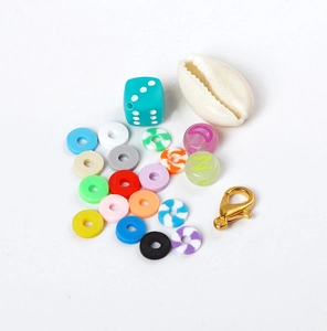 Flachbild von bunten Fimo-Perlen, Buchstabenanhängern, Muscheln und Schmuck-Set-Elementen