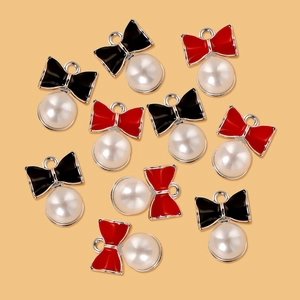 Leren strikjes en parelbedeltjes voor DIY-sieraden maken in rood en zwart kleuren