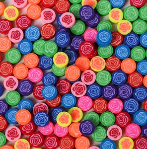 Détail de perles roses en pâte polymère colorée avec texture 3D pour bijoux DIY