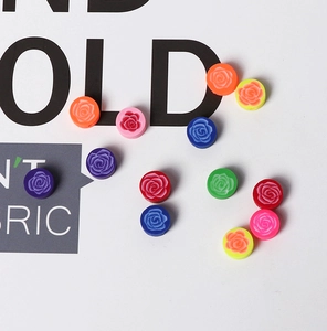 Détail macro de perles roses colorées en pâte polymère pour bijoux DIY et artisanat