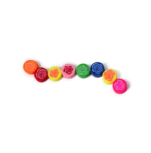 Gros plan de perles roses colorées en pâte polymère pour la création de bijoux DIY