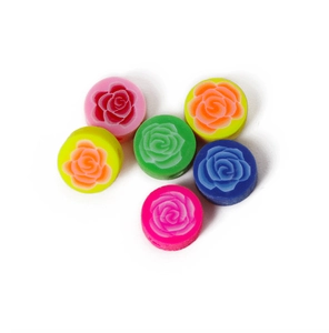 Vue détaillée de perles de roses en pâte polymère colorée pour bijoux faits main