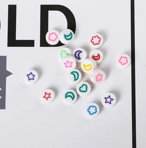 Perles plates rondes en pâte polymère blanche avec motifs colorés d'étoiles et de lunes
