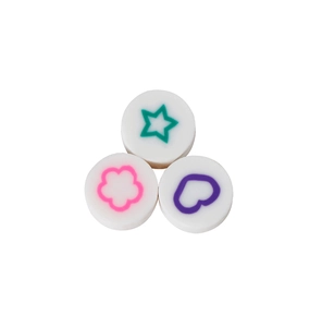 Vue détaillée de perles en pâte polymère blanche avec motifs d'étoiles et fleurs