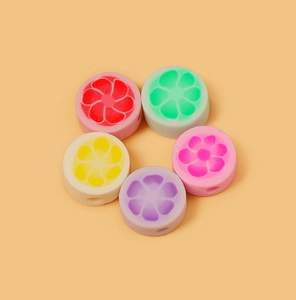 Perles plates rondes en argile avec motifs fruits fleurs en cinq couleurs pour loisirs créatifs