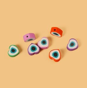 Détails de perles colorées en pâte polymère œil grec en forme de cœur pour bijoux artisanaux
