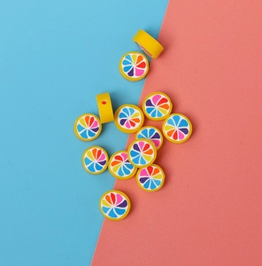 Dettaglio di perline colorate in pasta polimerica per la creazione di gioielli DIY