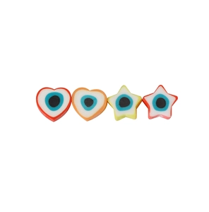Détail de perles colorées en argile en forme de cœur et d'étoile avec motif œil grec