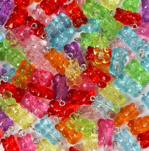 Vue détaillée de breloques oursons en résine colorée avec crochets pour bijoux DIY