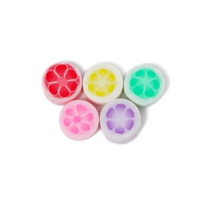 Vue détaillée de perles de fruits en pâte polymère pour la création de bijoux DIY