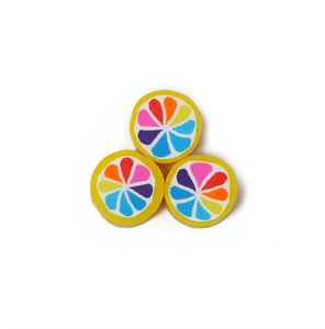 Dettaglio macro di fette di frutta arcobaleno in pasta polimerica per gioielli DIY