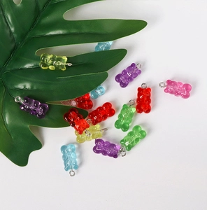 Pendentifs ours colorés en résine translucide avec anneaux sur fond blanc épuré