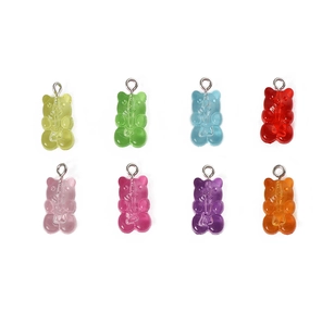Vue à plat de breloques oursons en résine colorée avec anneaux pour bijoux faits main