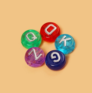 Detail van gekleurde acryl letterkralen voor handgemaakte DIY-armbanden