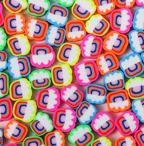 Makroansicht bunter Polymer-Ton-Perlen mit Regenbogenmuster für DIY-Schmuckherstellung