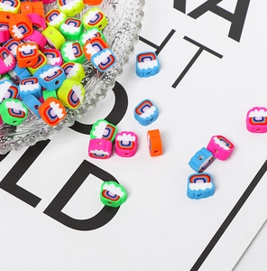 Detail von bunten Polymer-Ton-Perlen mit Regenbogen- und Wolkenmustern für DIY-Schmuck