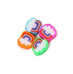Makroaufnahme bunter Regenbogen-Wolken-Perlen aus Polymer-Ton für DIY-Schmuck