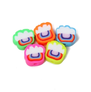 Nahaufnahme bunter Pfotenperlen aus Fimo mit Regenbogenkern für DIY Schmuckherstellung