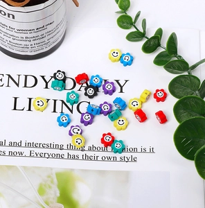 Détail macro de perles de tournesol en pâte polymère colorée avec visage souriant pour bijoux