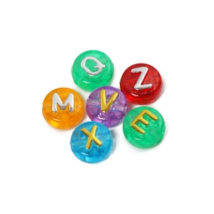 Gekleurde acryl letterkralen met goud- en zilvergravure voor het maken van DIY armbanden