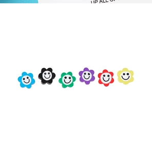 Gros plan de six perles souriantes en forme de fleur colorée pour bijoux DIY