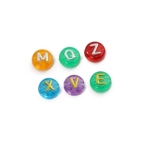 Kleurrijke acryl letterkralen met goud en zilver reliëf alfabet voor DIY sieraden maken