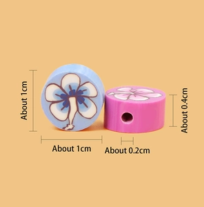Détail macro de perles fleurs en pâte polymère faites main pour bijoux DIY avec dimensions