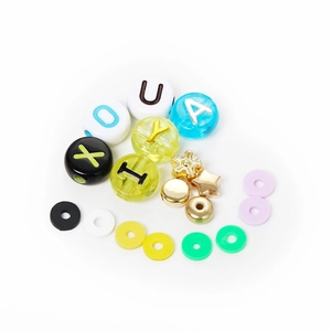 Makro-Anzeige von gemischten Acryl-Alphabet-Perlen und bunten Tonscheiben für DIY-Schmuck