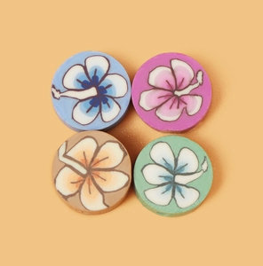 Détail macro de perles en pâte polymère à fleurs d'hibiscus pour la création de bijoux DIY