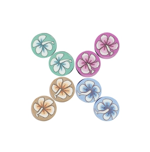 Vue détaillée de perles fleurs colorées en pâte polymère pour bijoux DIY