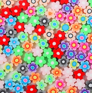 Détail macro de perles fleurs colorées en pâte polymère pour bijoux et DIY
