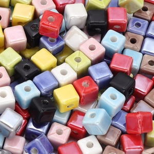 Vista macro de cuentas de cerámica cúbicas de colores para joyería DIY y pulseras caseras