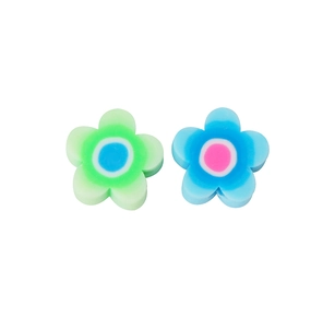 Détail de deux perles en forme de fleurs en pâte polymère colorée pour bijoux DIY