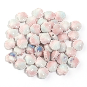 Detailansicht von rosa-blauen Keramikperlen in Muschelform für DIY-Schmuckherstellung