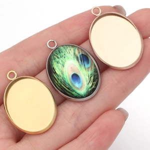 Drie druppelvormige hangerhouders in goud, zilver en roségoud voor DIY-sieraden