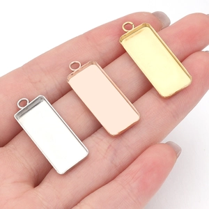 Detailopname van DIY rechthoekige hangerbakjes in zilver, goud en roségoud