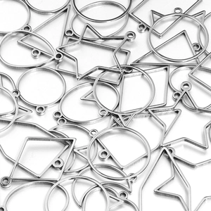 Dettaglio di ciondoli geometrici in acciaio inossidabile per gioielli fai-da-te