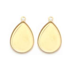 Detailweergave van twee gouden druppelhangers voor DIY-sieraden maken en accessoires