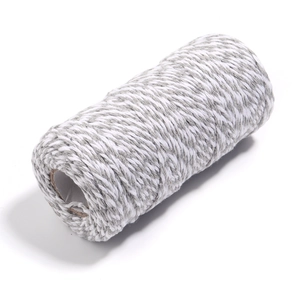 Dettaglio del cordoncino di cotone intrecciato grigio e bianco 2mm per artigianato fai-da-te