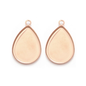 Gedetailleerd zicht op roségouden druppelvormige hangerhouders voor DIY sieraden