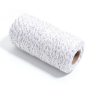 Dettaglio del rotolo di corda di cotone intrecciato bianco-argento da 2mm per artigianato DIY