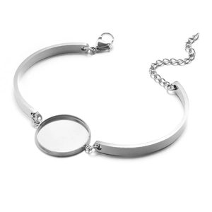Detail van zilveren roestvrijstalen armband met ronde zetting voor DIY-sieraden maken