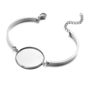 Close-up van zilveren roestvrijstalen DIY armband met ronde bezel zetting en karabijnsluiting